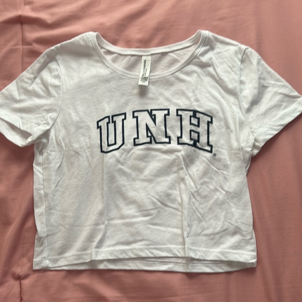 White UNH crop top
size xs/s